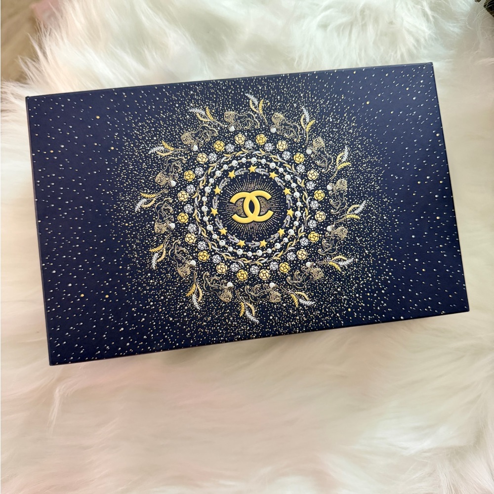 Chanel Holiday 2025 Eyes To Impress Set with Makeup Bag - Picture 3 of 12